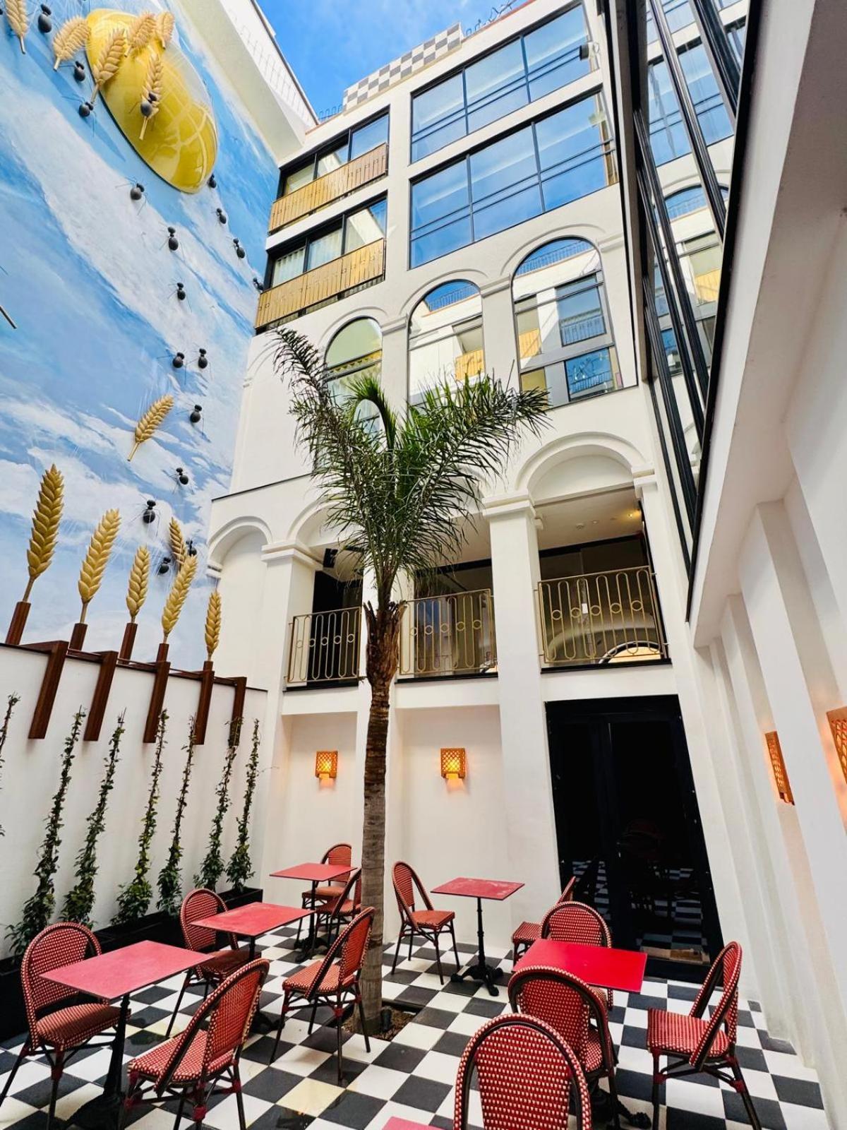 Hotel Divino & Apartments Фігерас Екстер'єр фото