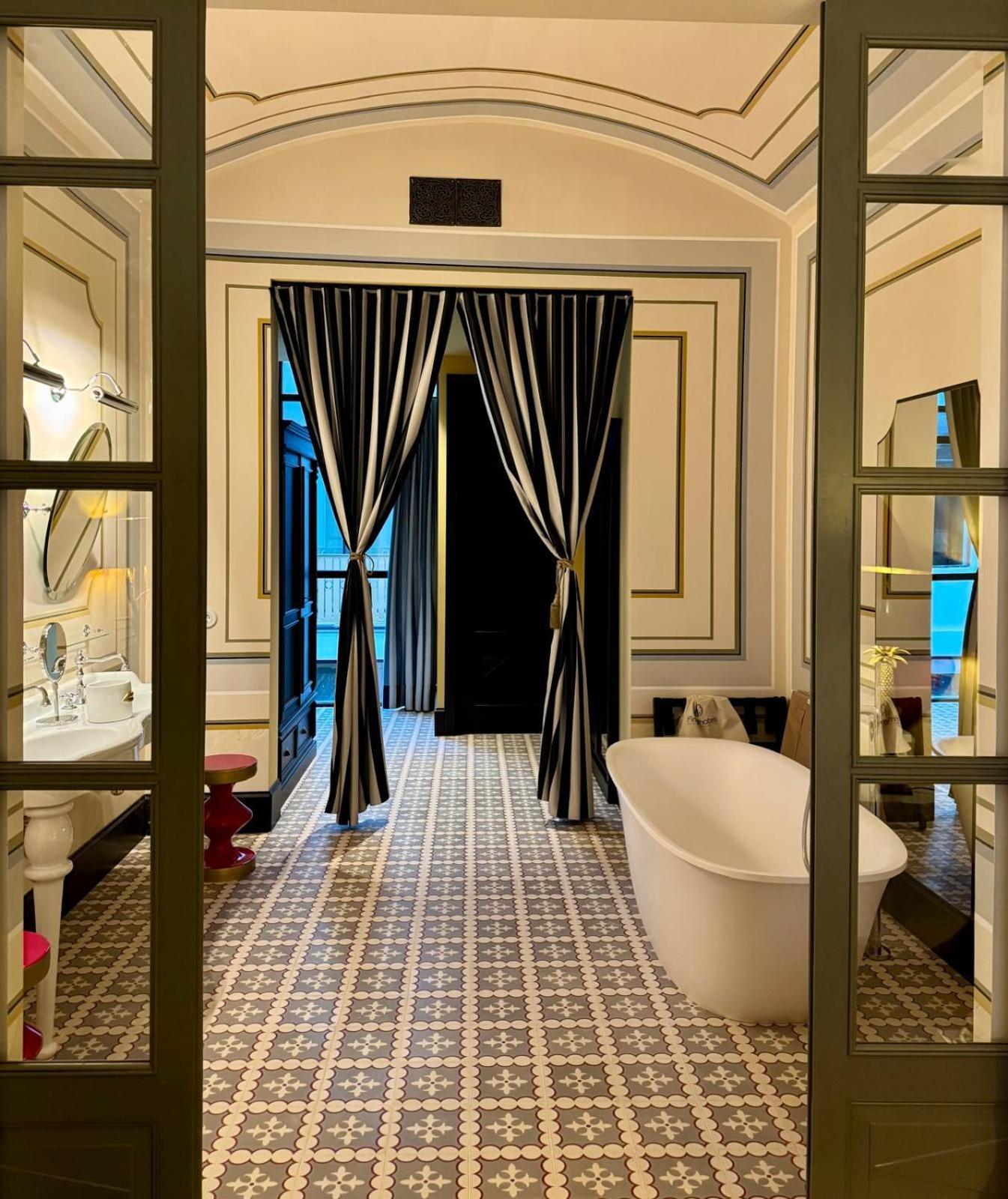 Hotel Divino & Apartments Фігерас Екстер'єр фото
