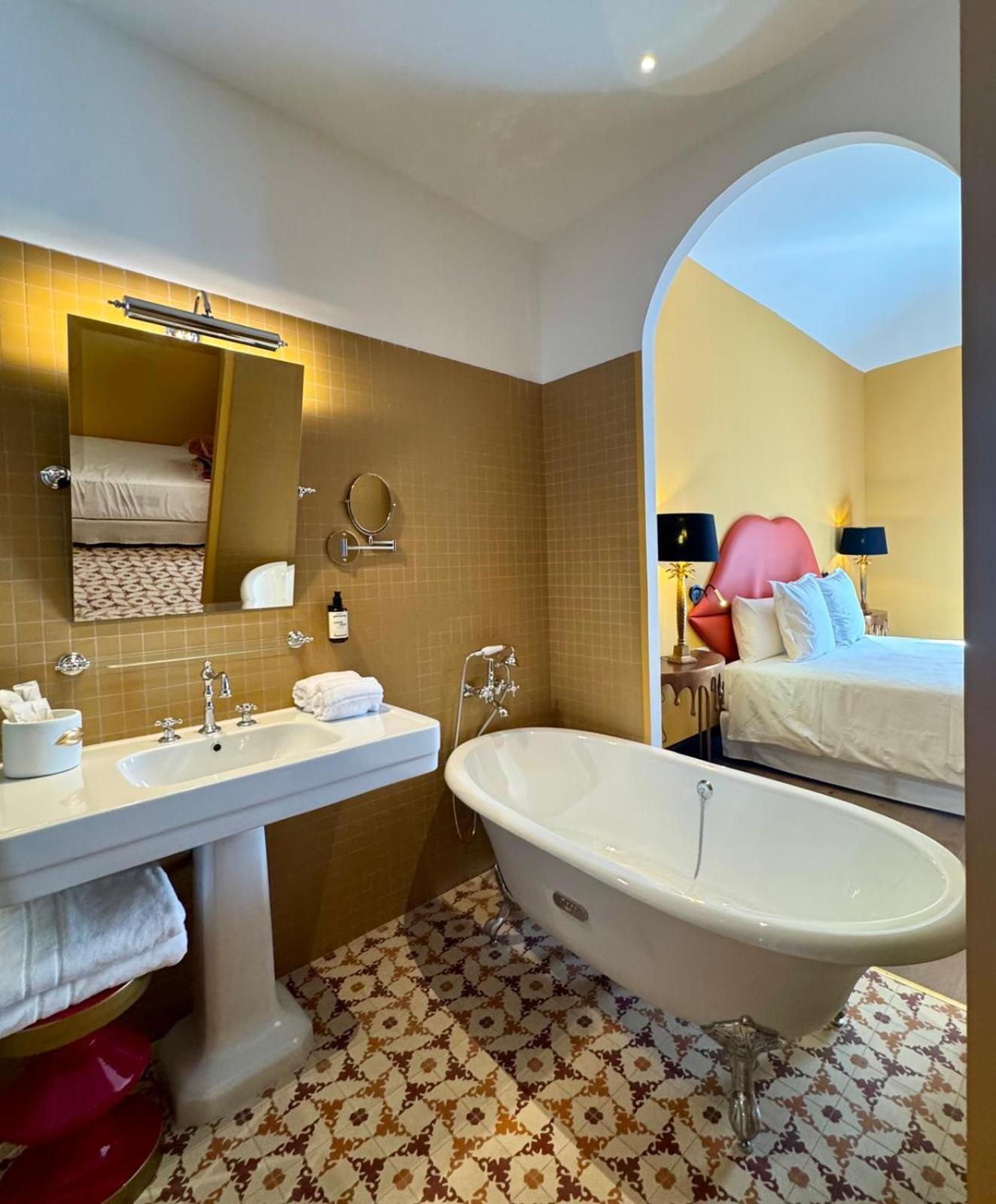 Hotel Divino & Apartments Фігерас Екстер'єр фото