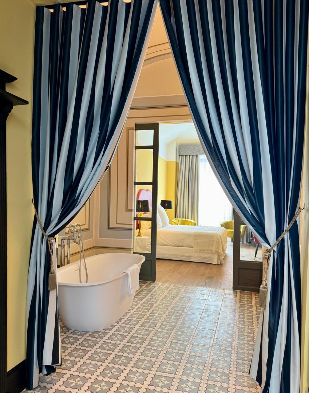 Hotel Divino & Apartments Фігерас Екстер'єр фото
